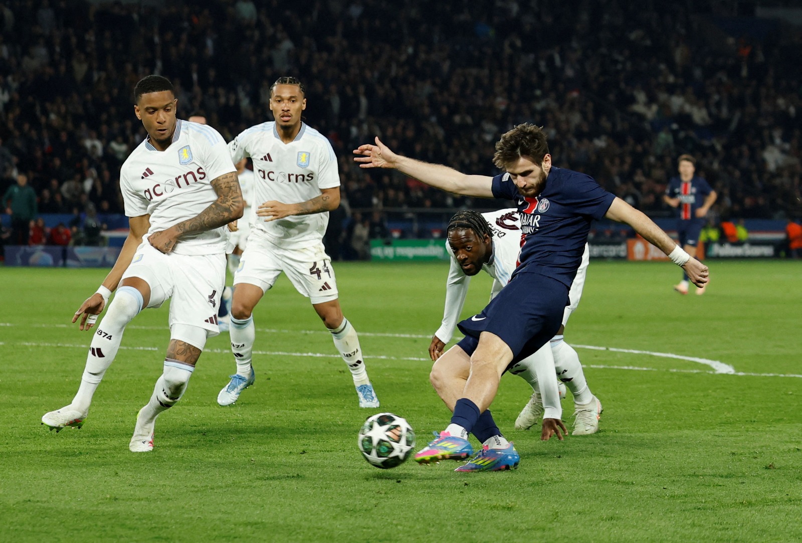خفيتشا كفاراتسخيليا لاعب باريس سان جيرمان يسجل هدفا بمواجهة أستون فيلا في ذهاب ربع نهائي دوري أبطال أوروبا - 9 أبريل 2025