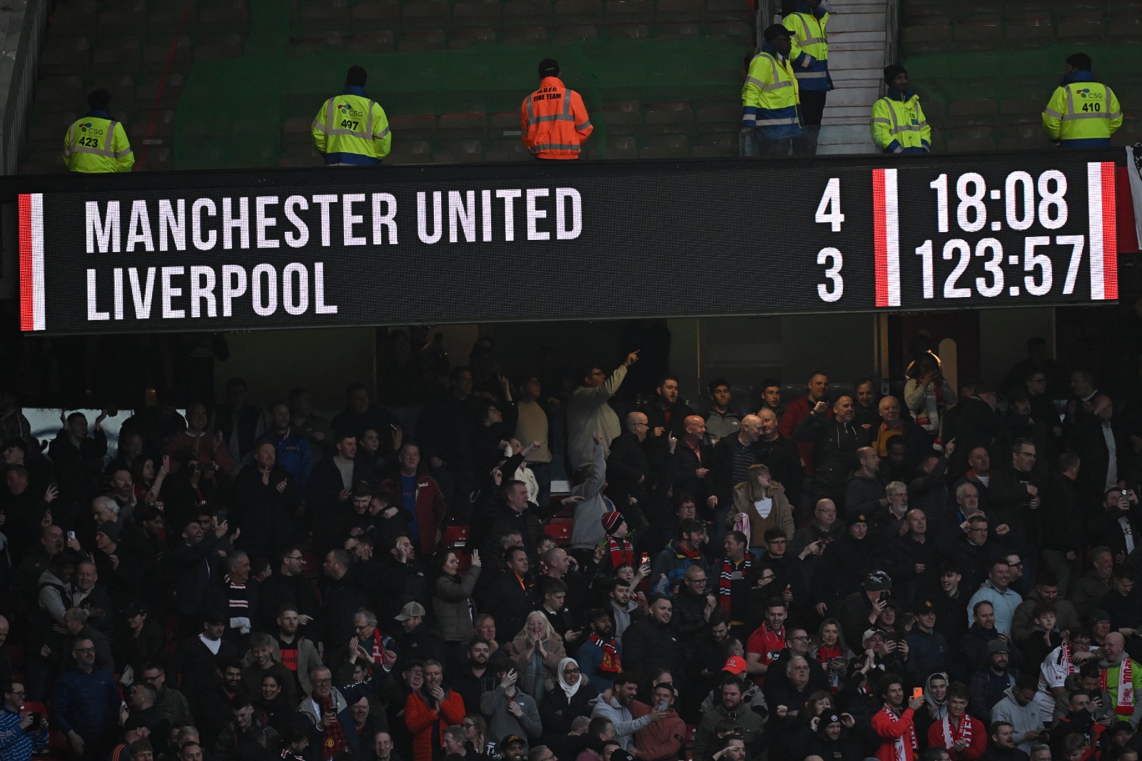 شاشة العرض في ملعب أولد ترافورد تشير إلى نتيجة مباراة مانشستر يونايتد ضد ليفربول - 17 مارس 2024