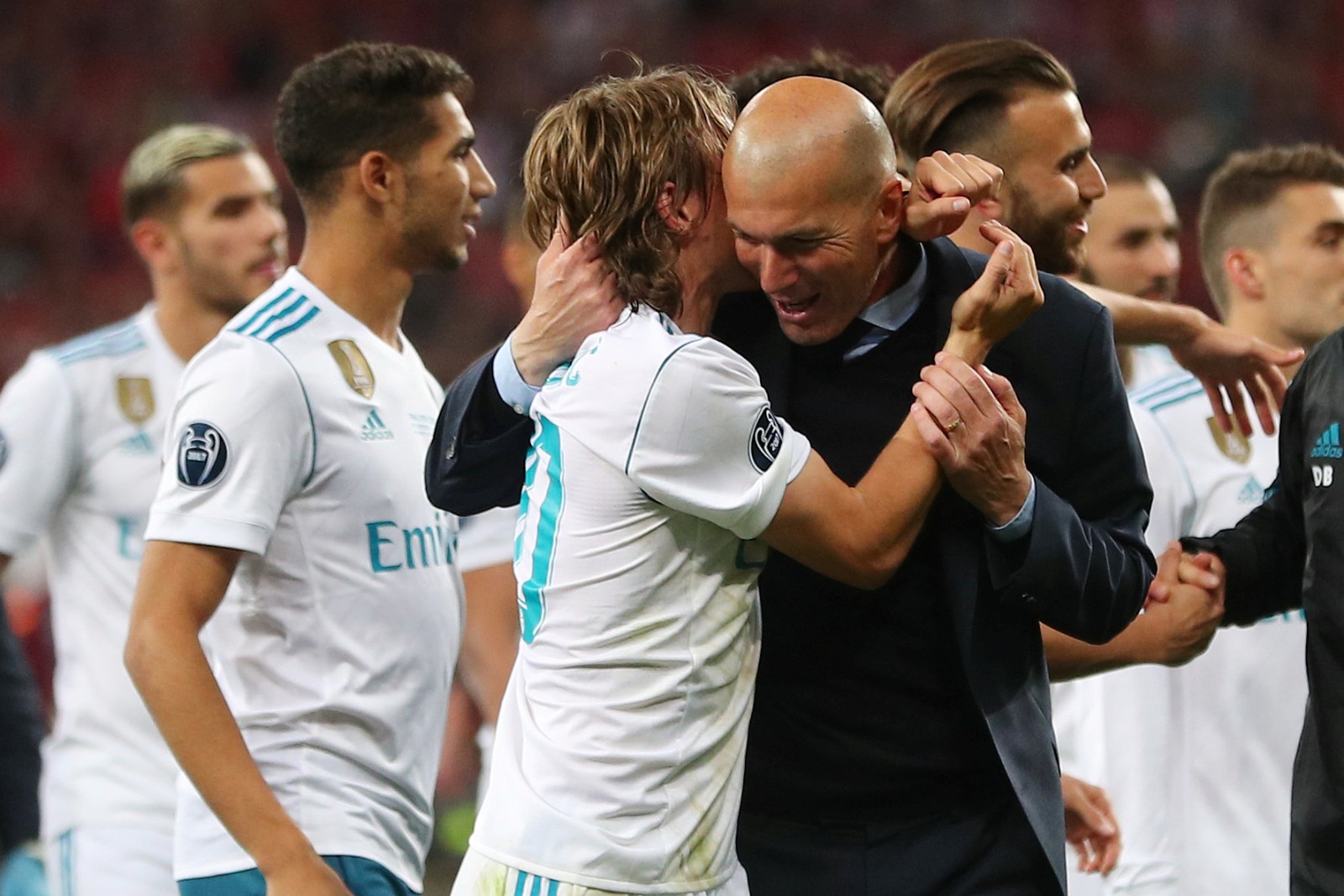 مدرب ريال مدريد زين الدين زيدان يحتفل بالفوز بدوري أبطال أوروبا مع لوكا مودريتش - 26 مايو 2018