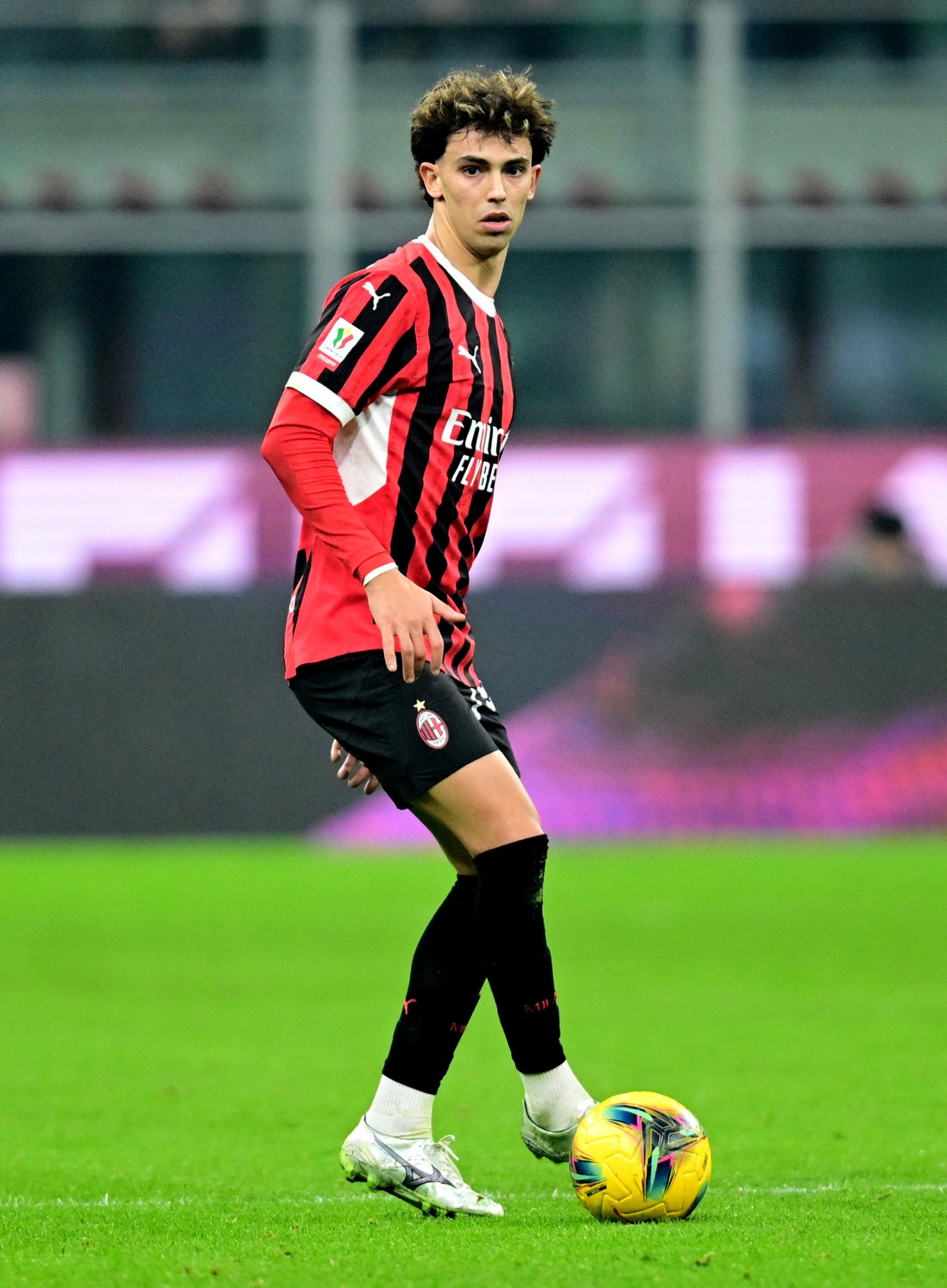 لاعب ميلان جواو فيليكس خلال مباراة روما في ربع نهائي كأس إيطاليا - 5 فبراير 2025