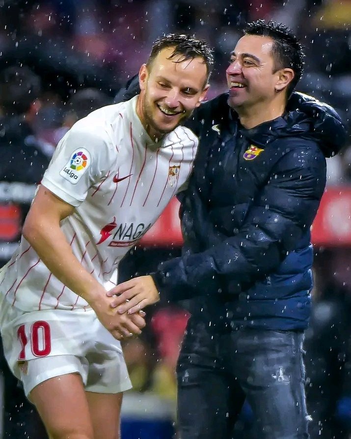راكيتيتش لاعب إشبيلية يواجه زميله السابق تشافي هرنانديز مدرب برشلونة - 30 سبتمبر 2023