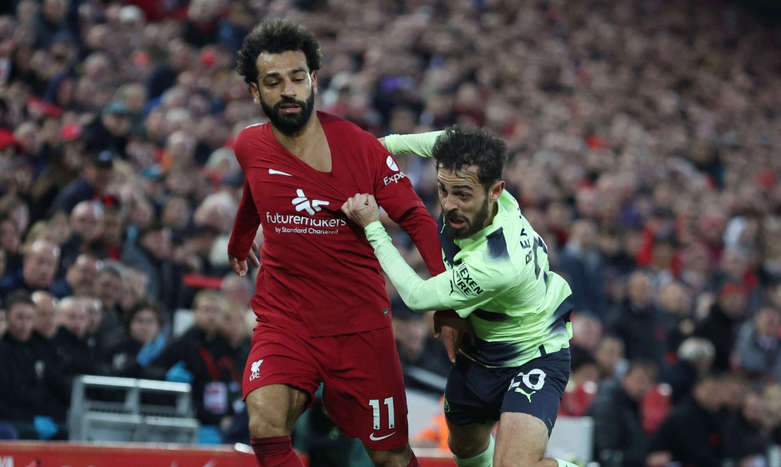 دافيد سيلفا يجذب محمد صلاح من القميص خلال مباراة مان سيتي وليفربول على ملعب أنفيلد