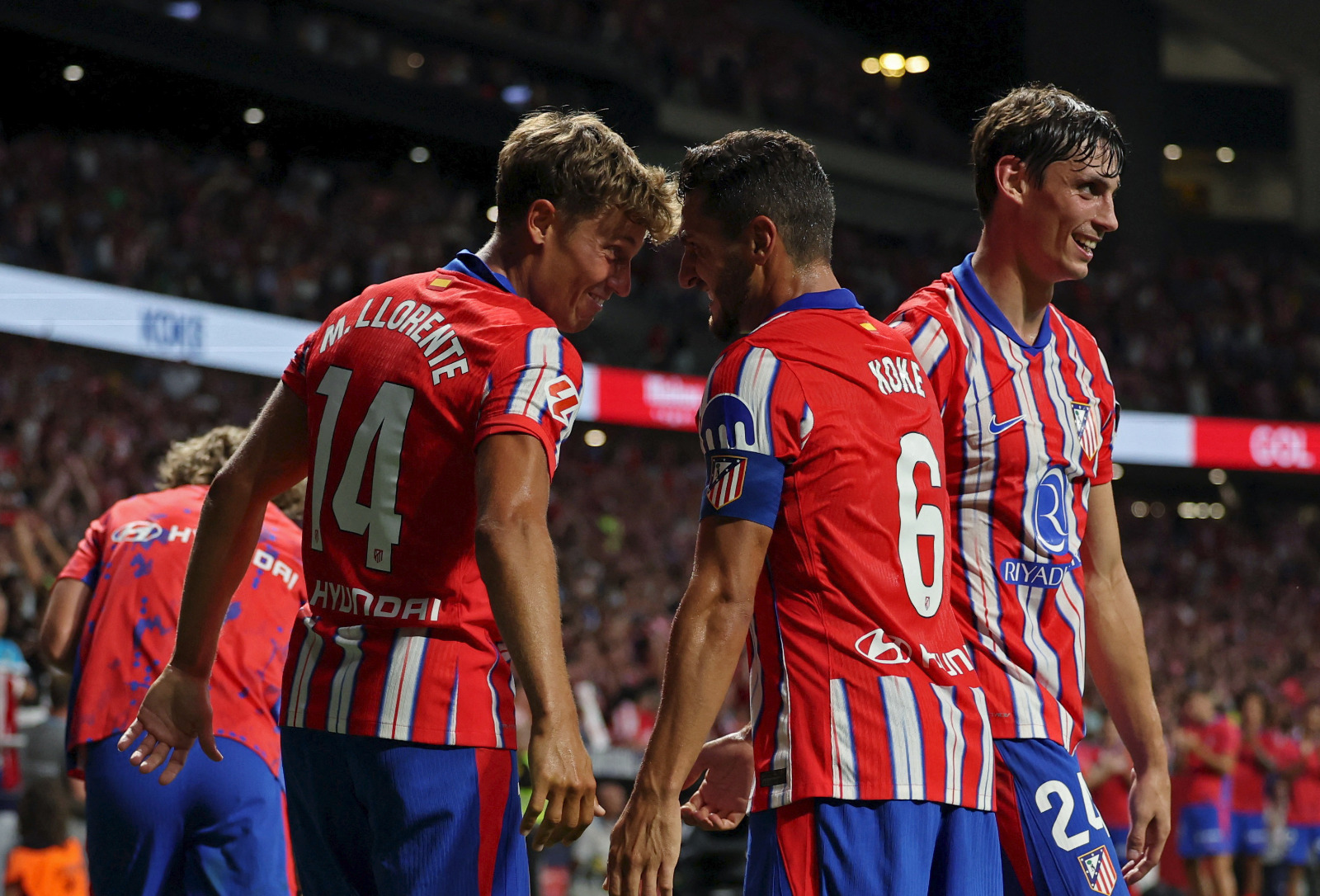 كوكي يحتفل مع ماركوس يورينتي بهدف لأتلتيكو مدريد في مرمى جيرونا وبدا روبن لو نورمان - 25 أغسطس 2024