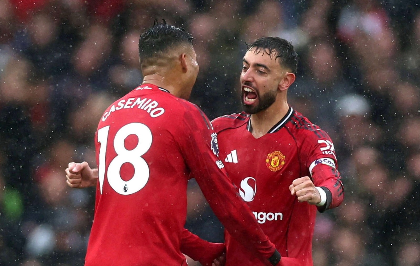 برونو فرنانديز يحتفل مع كارلوس كاسيميرو في مباراة مانشستر يونايتد وتشيلسي بالدوري الإنجليزي 20 سبتمبر 2025