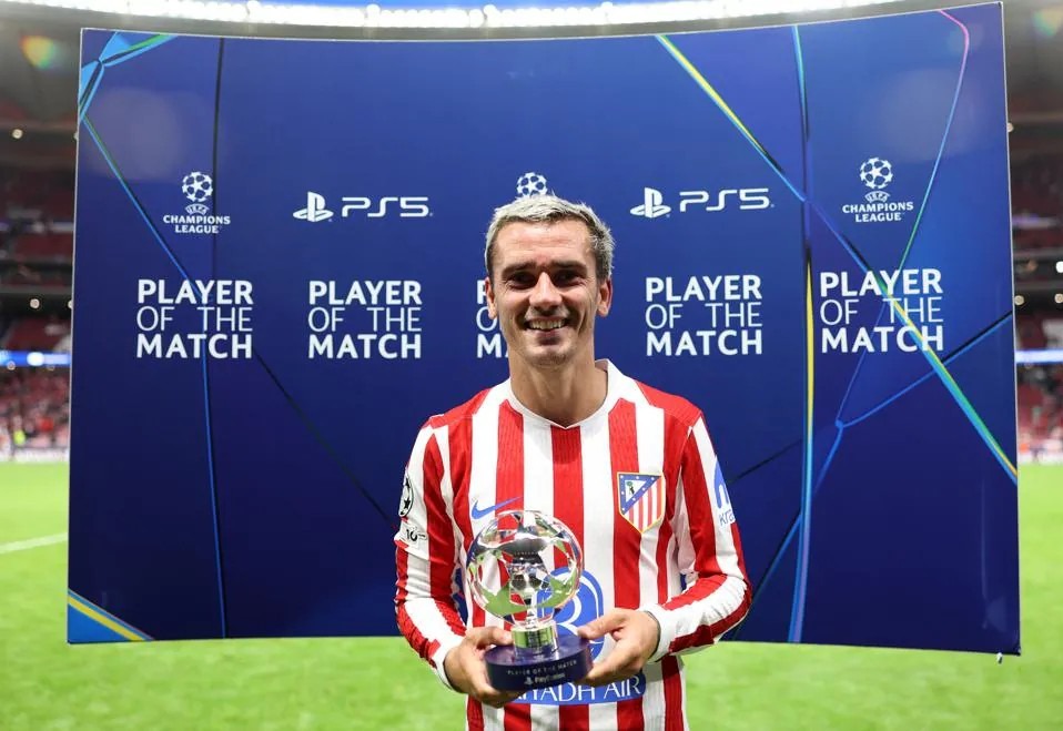 أنطوان غريزمان يحمل جائزة رجل المباراة بعد مواجهة أتلتيكو مدريد وأرسنال في نصف نهائي أبطال أوروبا - 29 أبريل 2026