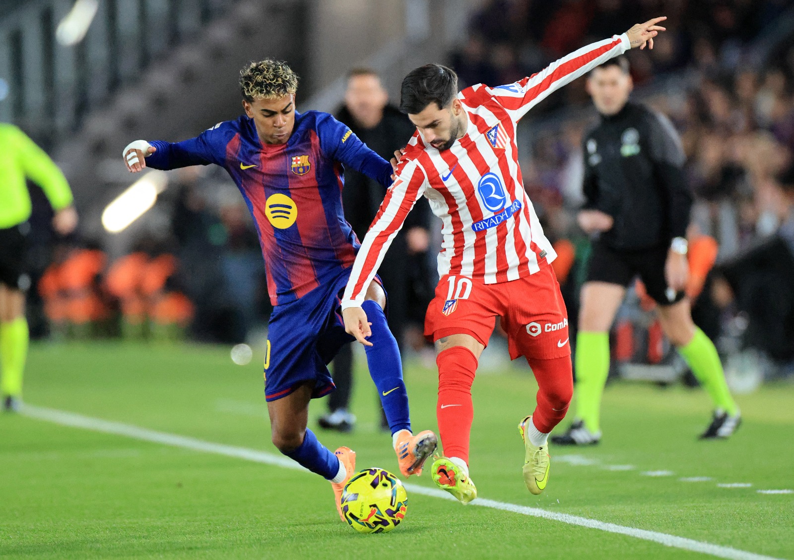 لاعب برشلونة لامين يامال مع أليكس باينا لاعب أتلتيكو مدريد بالدوري الإسباني - 2 ديسمبر 2025