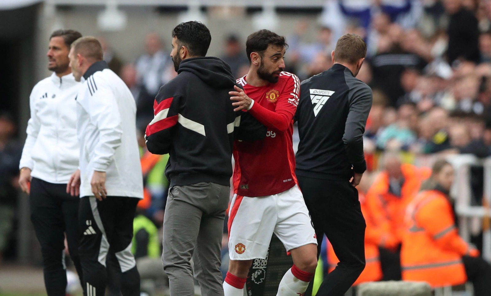 روبن أموريم وبرونو فيرنانديز في مباراة نيوكاسل يونايتد ومانشستر يونايتد 13-4-2025