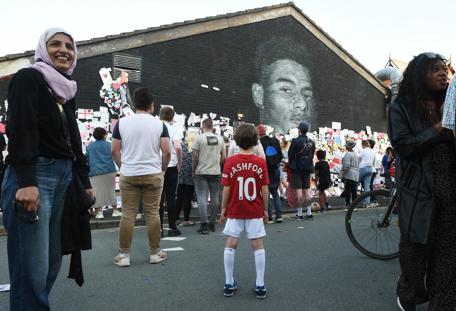 مظاهرة ضد العنصرية أمام جدارية ماركوس راشفورد بعد تشويهها عقب نهائي يورو 2020 بين إيطاليا وإنجلترا - 13 يوليو 2021