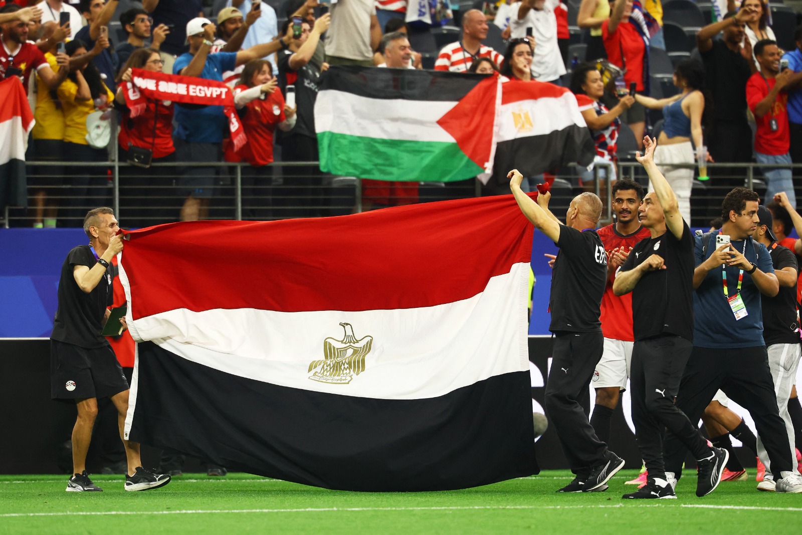 حسام حسن مدرب مصر وإبراهيم حسن مدير المنتخب يحتفلان بالفوز على أستراليا - 3 يوليو 2026