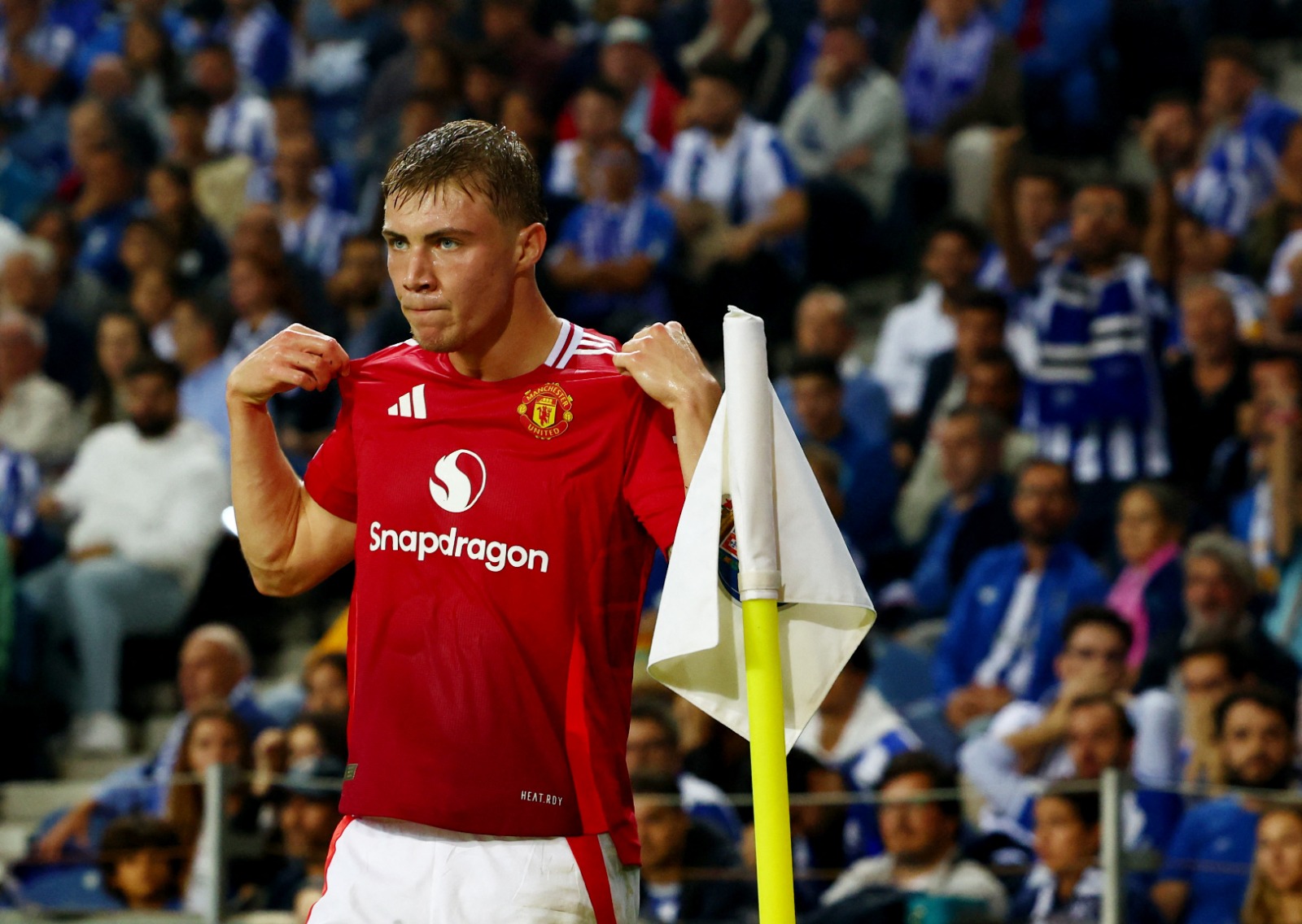 راسموس هويلوند مهاجم مانشستر يونايتد يحتفل بتسجيل هدف في شباك برينتفورد بالدوري الإنجليزي الممتاز - 19 أكتوبر 2024