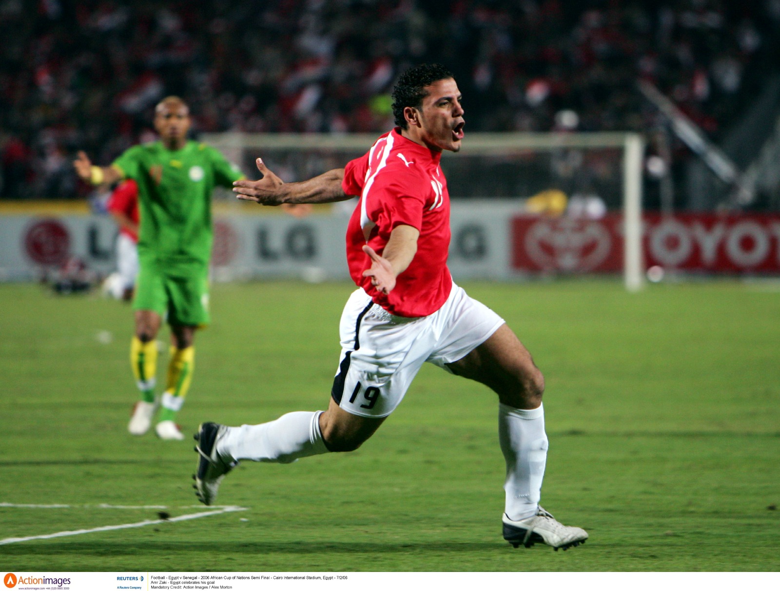 فرحة المهاجم المصري عمرو زكي بهدفه في مرمى السنغال في نصف نهائي كأس أمم إفريقيا 2006 - 7 فبراير 2006