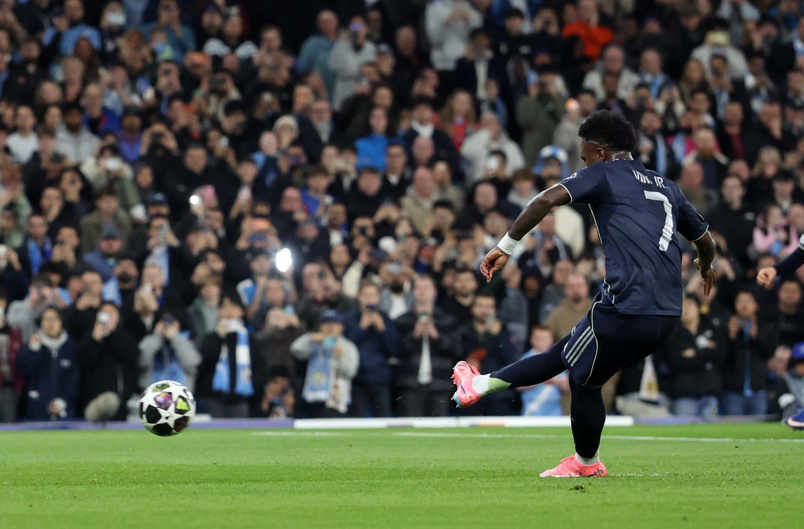 فينيسيوس جونيور أثناء تنفيذ ركلة جزاء خلال مباراة مانشستر سيتي وريال مدريد بدوري أبطال أوروبا - 17 مارس 2026