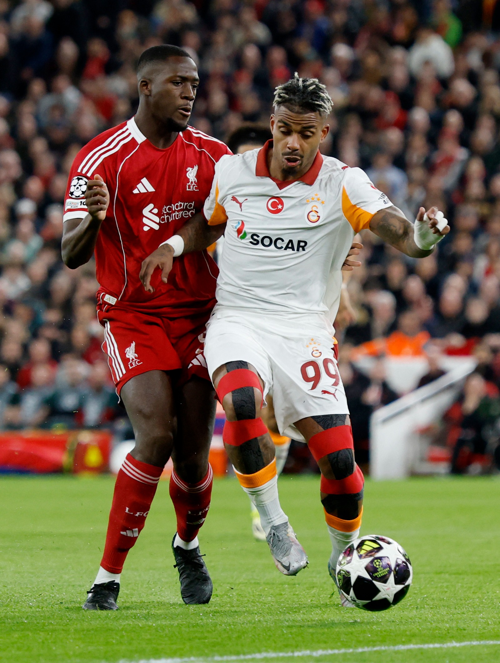 صراع على الكرة بين ماريو ليمينا لاعب غلطة سراي وإبراهيما كوناتي لاعب ليفربول - 18 مارس 2026