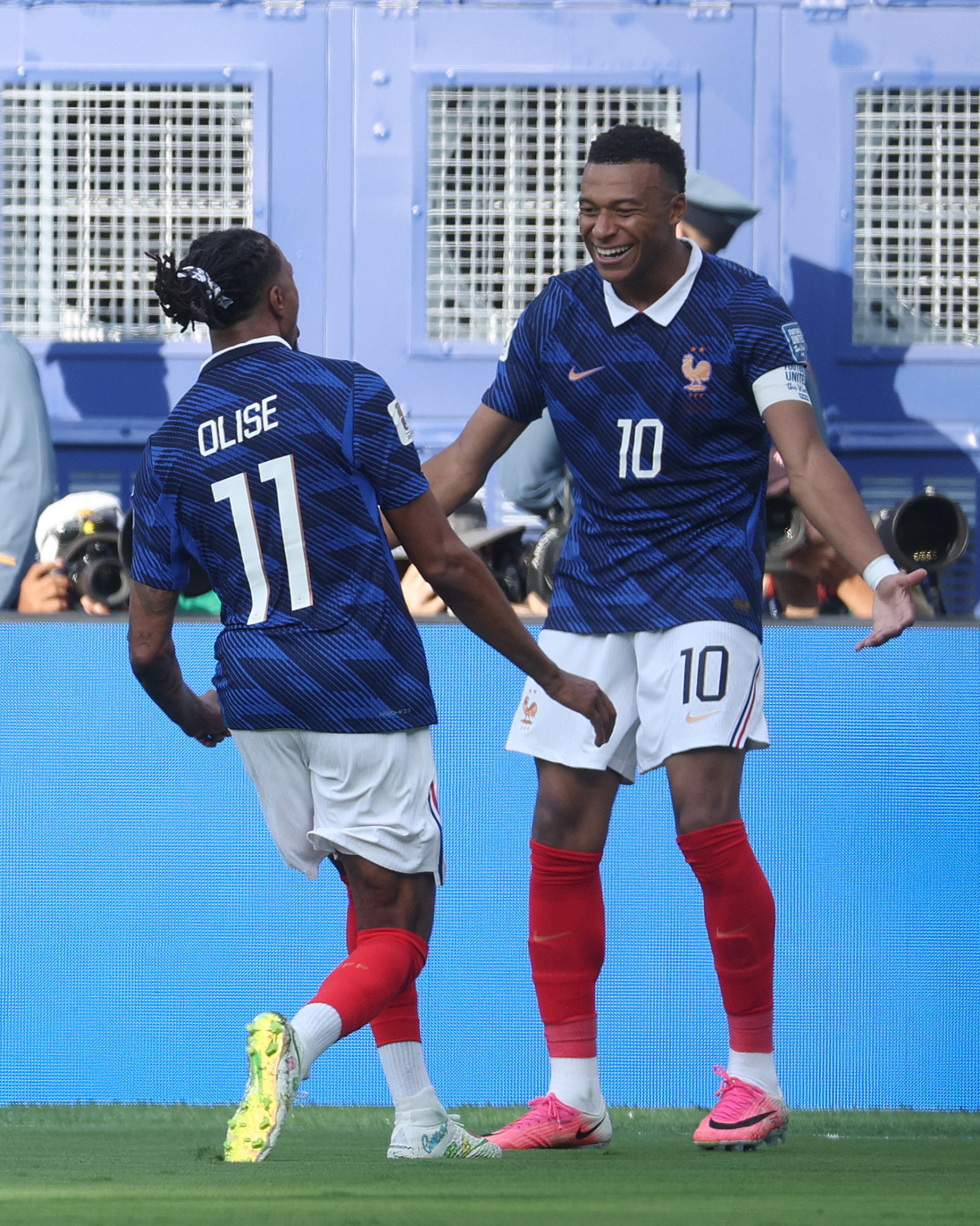 كيليان مبابي يحتفل مع مايكل أوليس بتسجيله هدفاً لفرنسا في مرمى السويد بكأس العالم - 30 يونيو 2026
