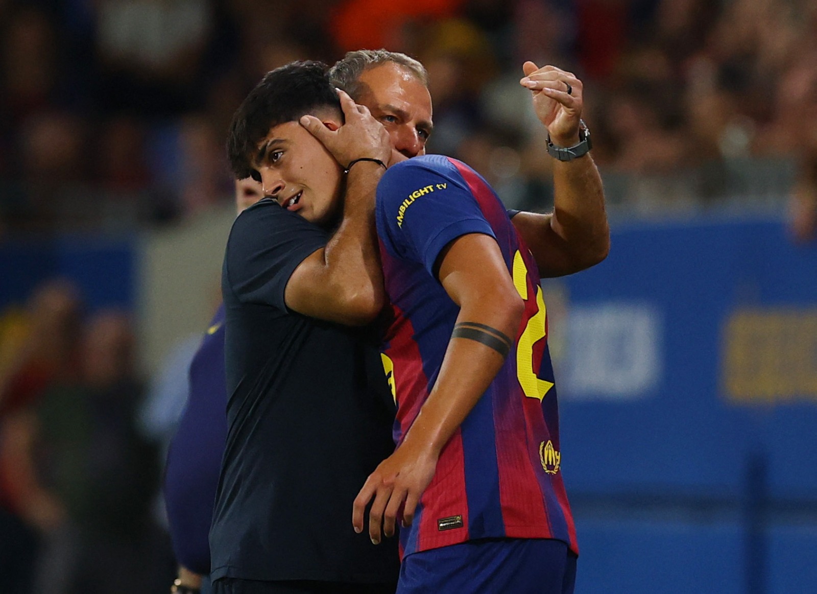 هانزي فليك مدرب برشلونة يحتضن مارك بيرنال قبل مشاركته أمام فالنسيا في الدوري الإسباني - 14 سبتمبر 2025