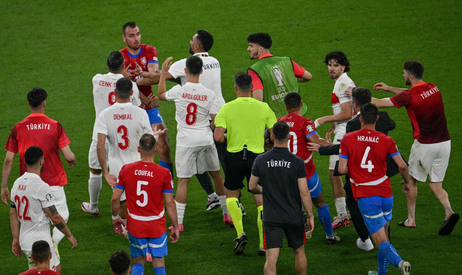شجار مستمر بين لاعبي تركيا والتشيك خلال مباراة الجولة الثالثة من يورو 2024