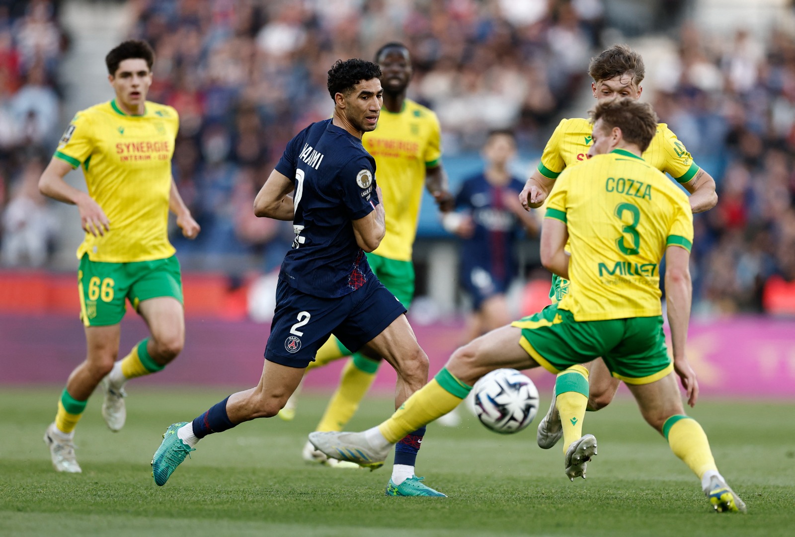 أشرف حكيمي خلال مباراة باريس سان جيرمان ونانت بالدوري الفرنسي - 22 أبريل 2026