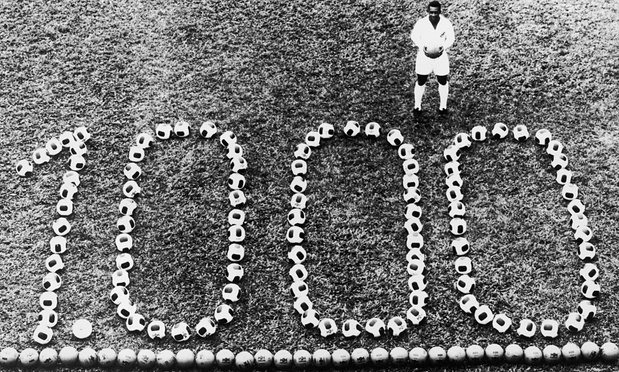 بيليه يحتفل بالهدف رقم 1000 سنة 1969، بعد مباراة بين سانتوس وفاسكو دا غاما