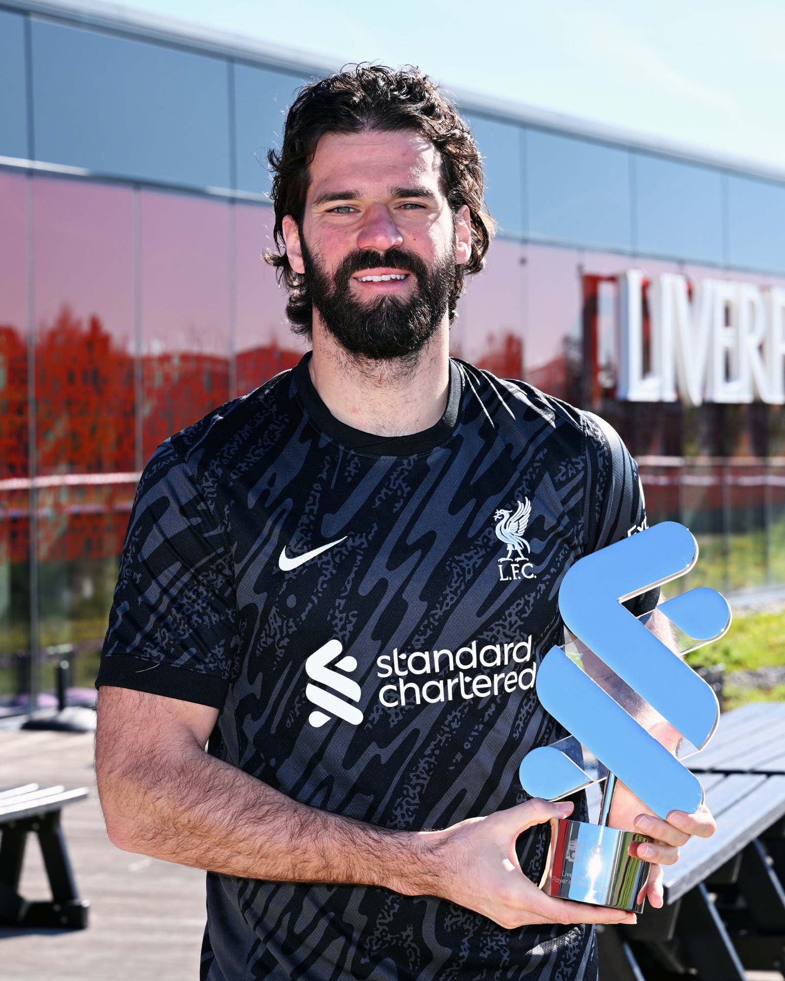 أليسون حارس ليفربول بعد فوزه بجائزة أفضل لاعب في الفريق في مارس - 1 أبريل 2025