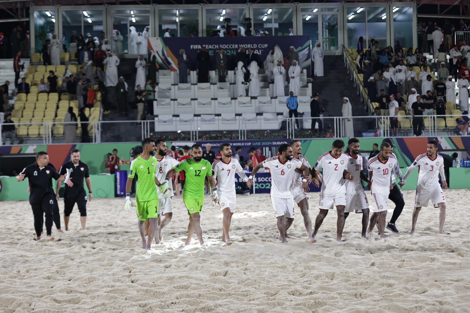 لاعبو الإمارات يحتفلون بعد الفوز على مصر في افتتاح كأس العالم للكرة الشاطئية بدبي