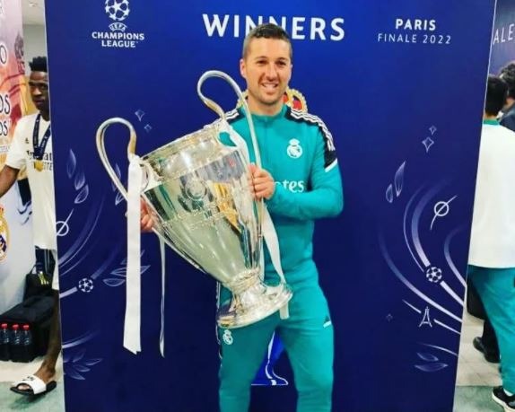 أبيان بيردومو مسؤول قسم التدريب والمنهجية في ريال مدريد يحمل كأس دوري أبطال أوروبا 2022