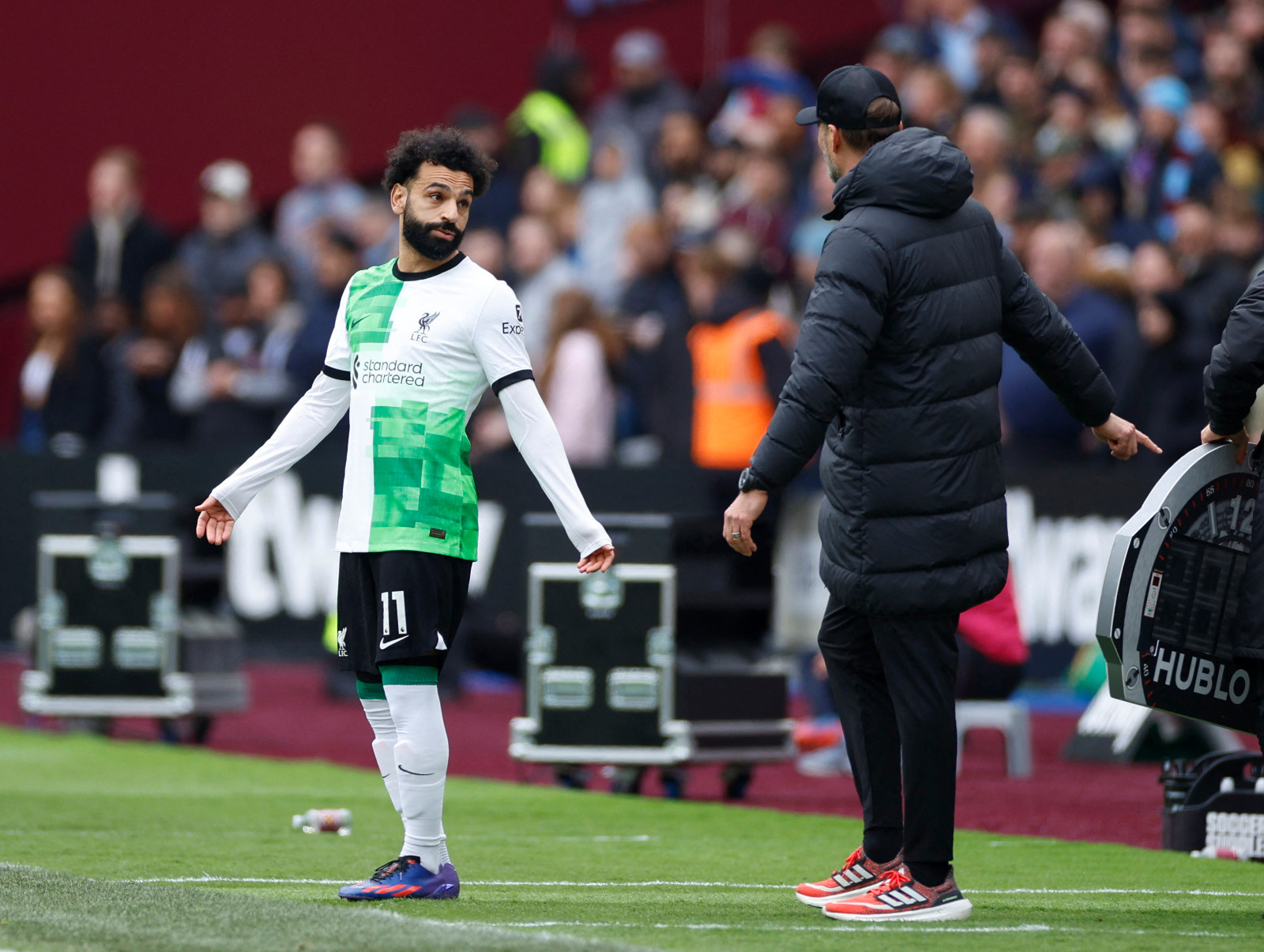 محمد صلاح يتحدث مع يورغن كلوب قبل دخوله بديلاً في مباراة بين ليفربول ووست هام يونايتد – 27 أبريل 2024