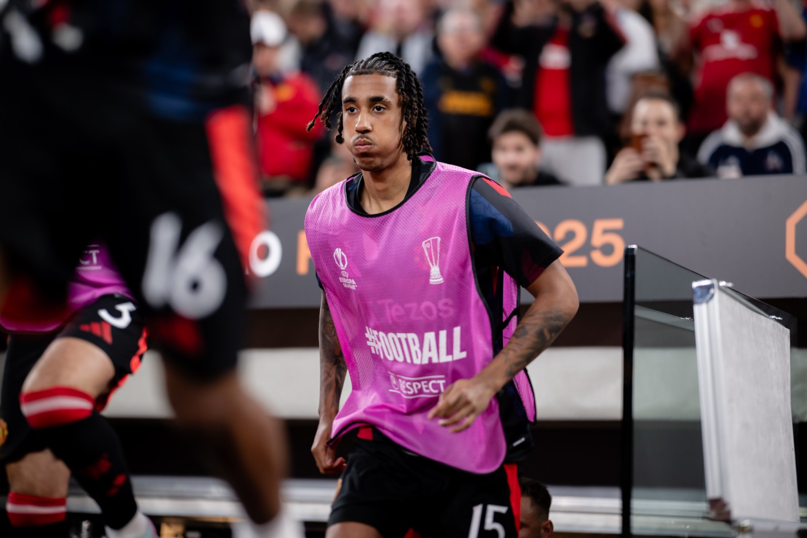 ليني يورو مدافع مانشستر يونايتد خلال الإحماء قبل مواجهة توتنهام هوتسبير في نهائي الدوري الأوروبي - 21 مايو 2025