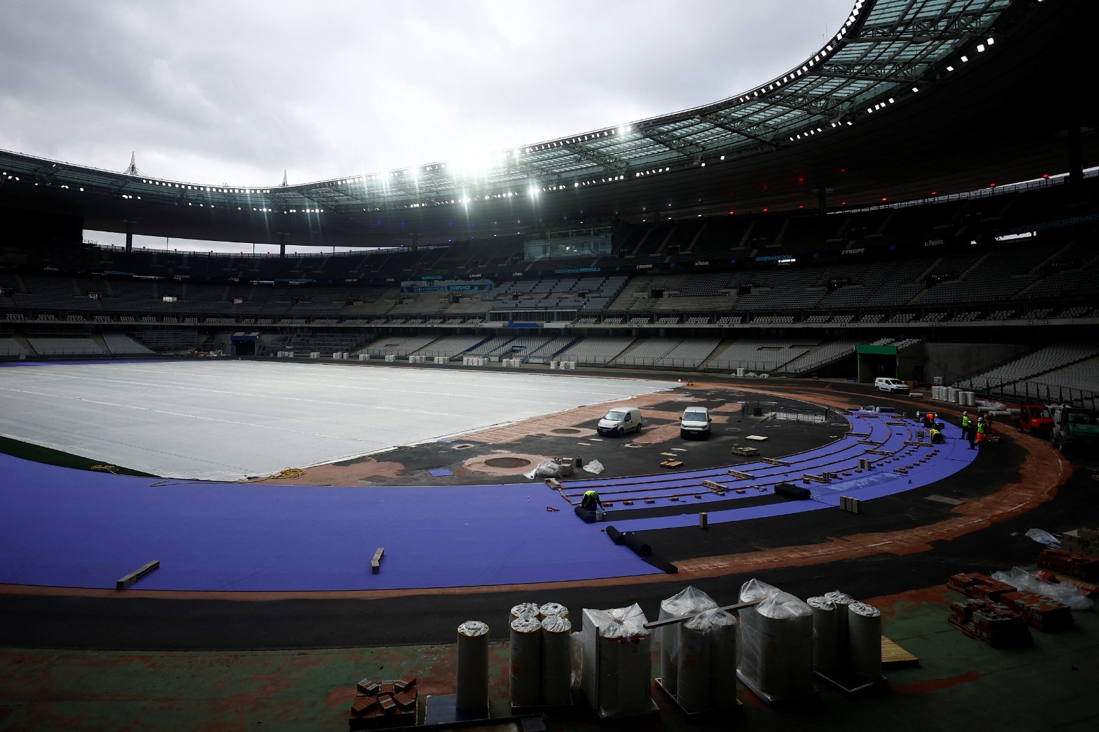 تركيب مسار ألعاب القوى للألعاب الأولمبية والبارالمبية في باريس 2024 داخل استاد دو فرانس - 9 أبريل 2024
