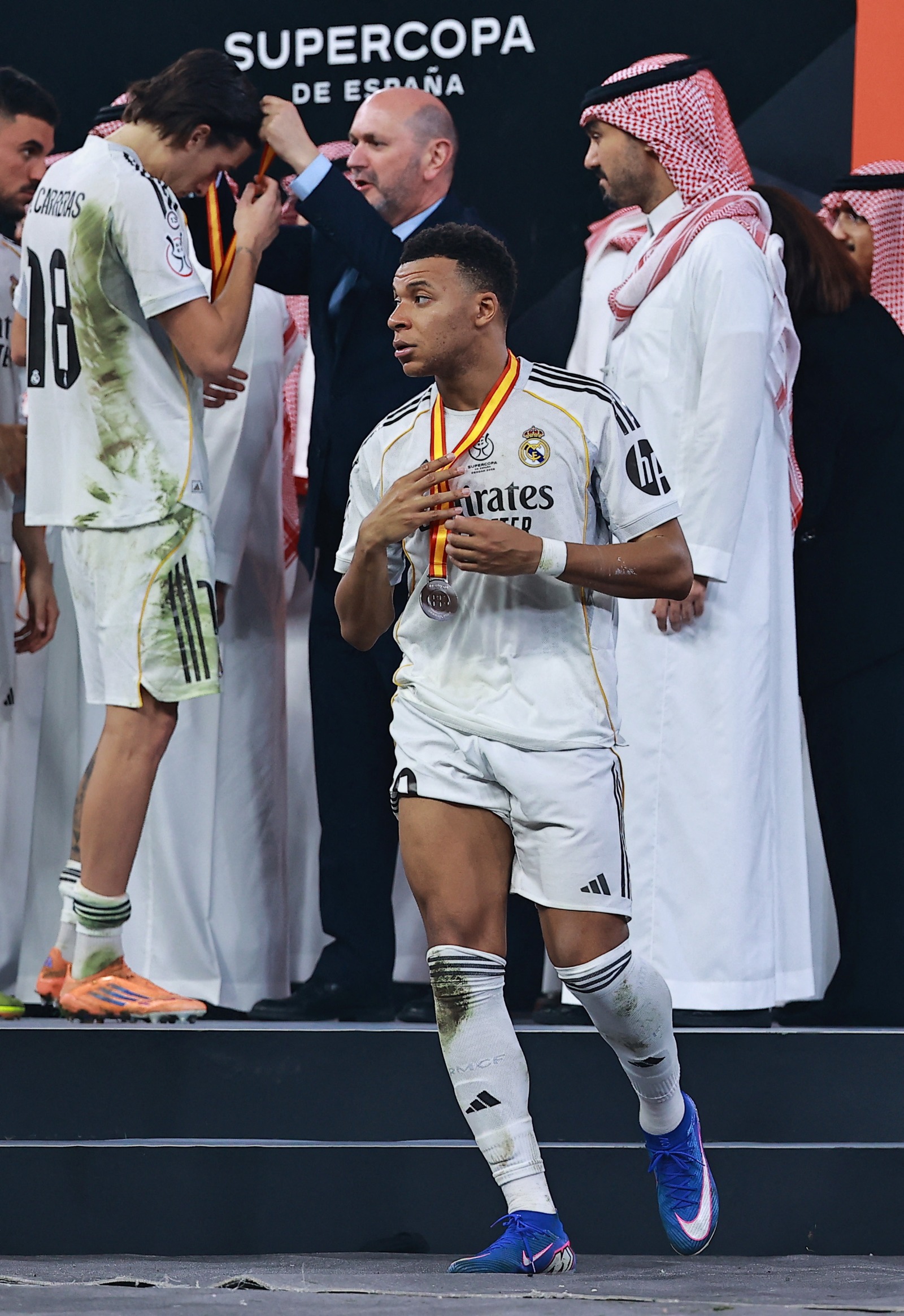 كيليان مبابي يغادر المنصة بعد استلام الميدالية عقب نهاية مباراة ريال مدريد وبرشلونة في كأس السوبر الإسبانية - 11 يناير 2026