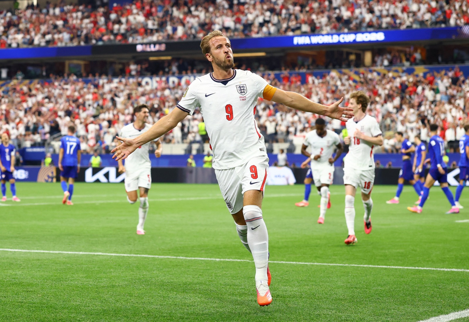 هاري كين مهاجم إنجلترا يحتفل بهدفه الثاني في مرمى كرواتيا في كأس العالم - 17 يونيو 2026