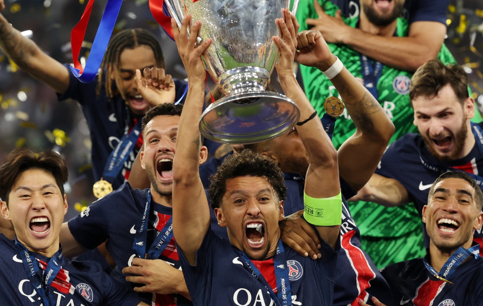 ماركينيوس يرفع كأس دوري أبطال أوروبا 2025 لأول مرة في تاريخ باريس سان جيرمان