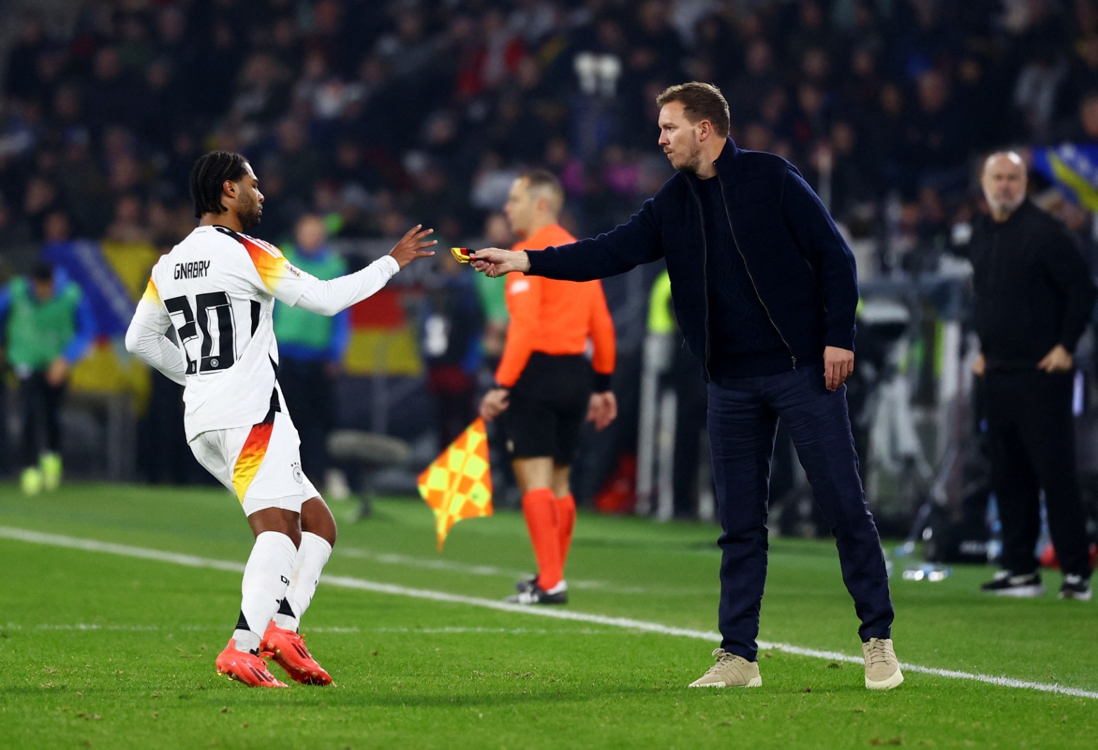 يوليان ناغلسمان مدرب ألمانيا رفقة اللاعب سيرج غنابري خلال مباراة البوسنة والهرسك في دوري الأمم الأوروبية - 16 نوفمبر 2024