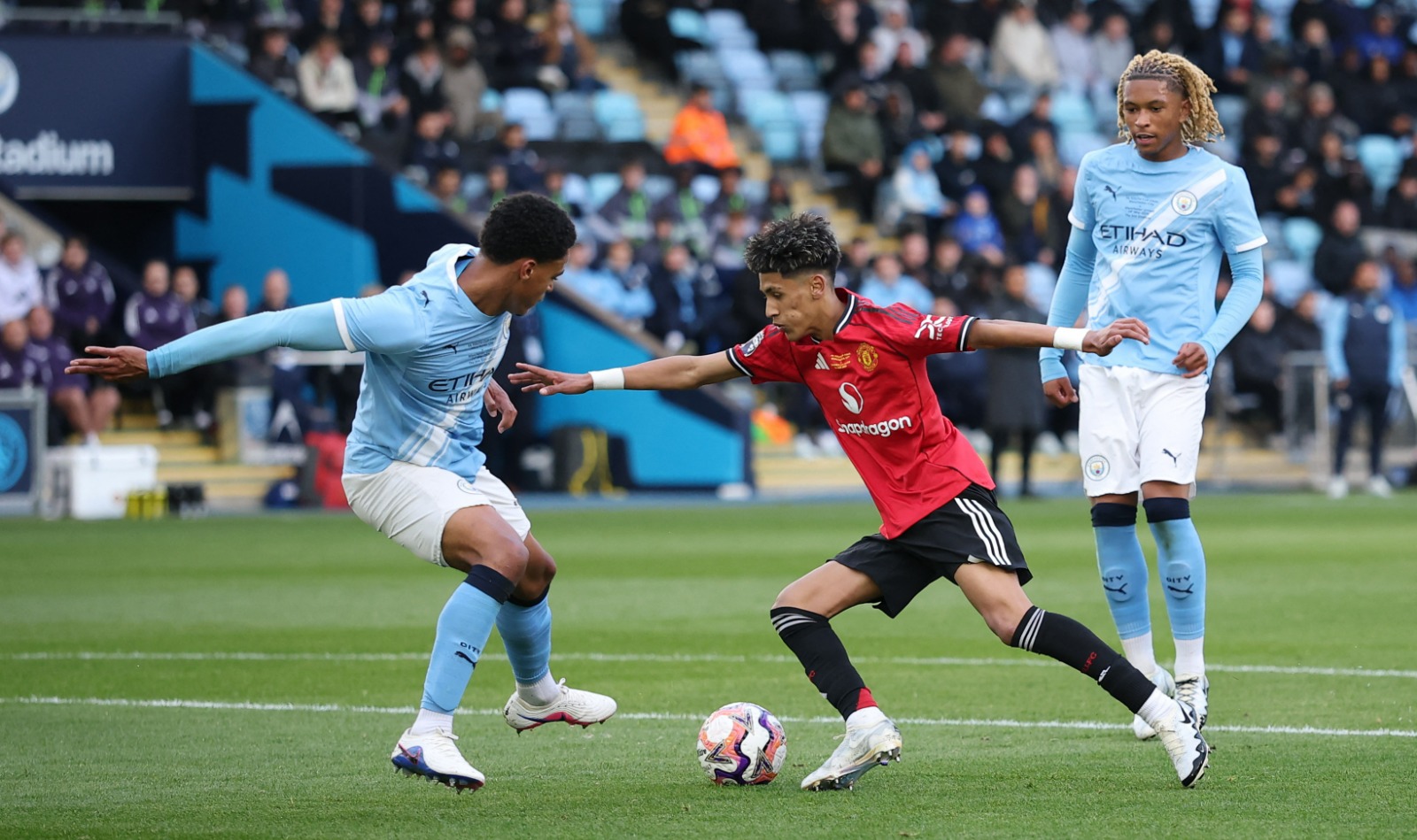 لاعب مانشستر يونايتد جي جي غابرييل خلال مباراة مانشستر سيتي بنهائي كأس الاتحاد الإنجليزي للشباب - 14 مايو 2026
