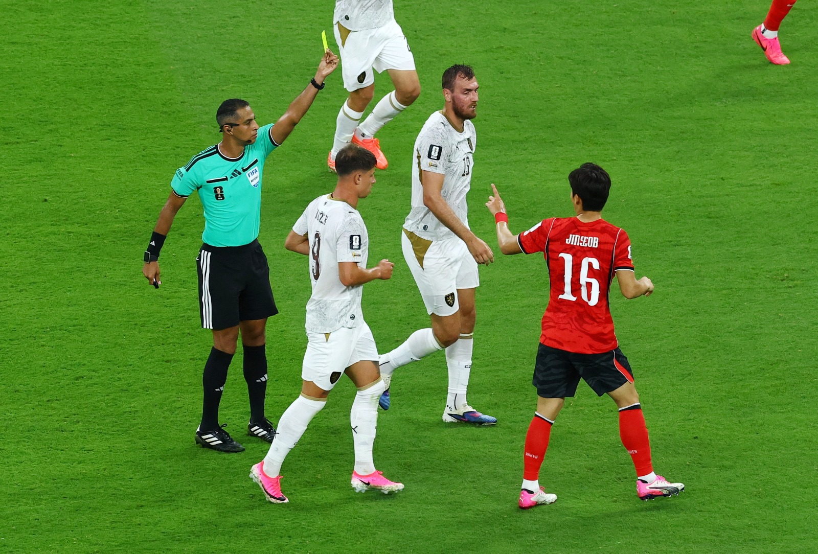 الحكم أمين عمر يشهر بطاقة صفراء خلال لقاء كوريا الجنوبية والتشيك بكأس العالم - 12 يونيو 2026