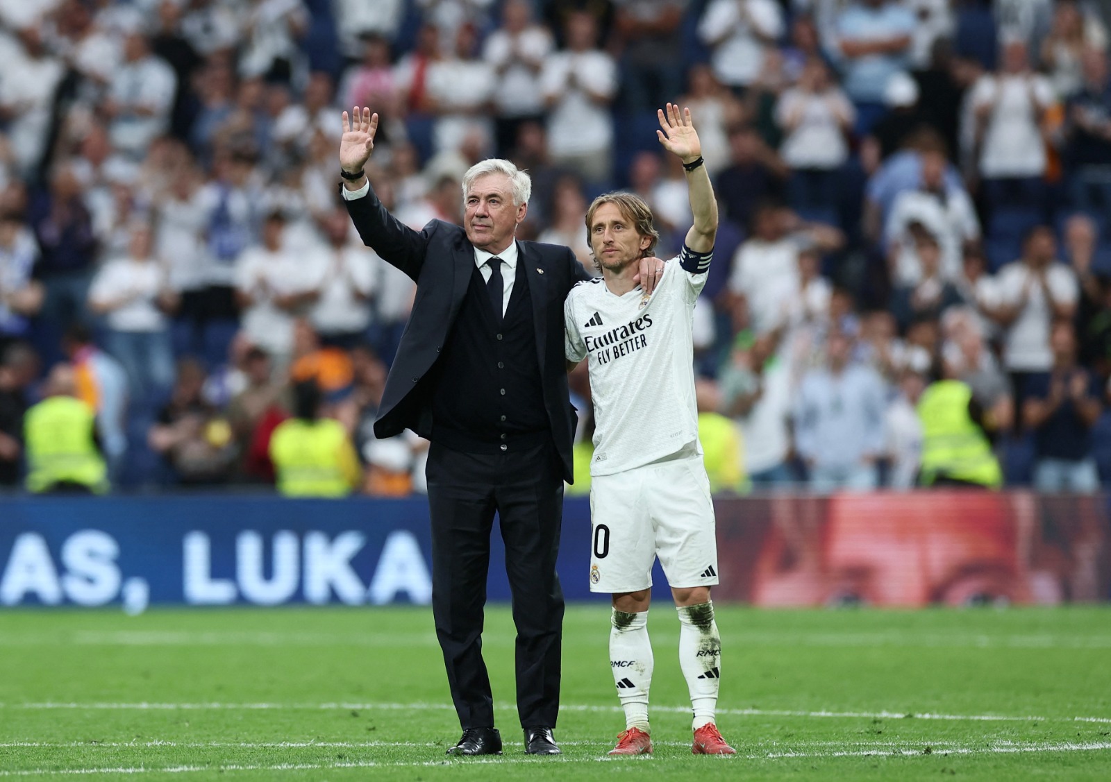 مدرب ريال مدريد كارلو أنشيلوتي والكرواتي لوكا مودريتش بعد أن لعب آخر مباراة له في الدوري الإسباني مع الفريق - 24 مايو 2025