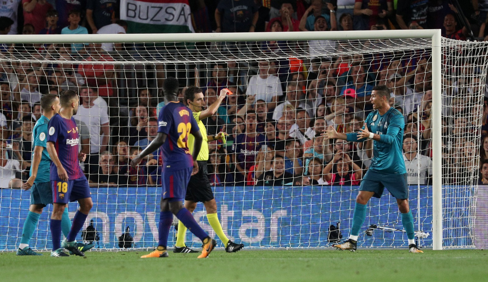 الحكم ريكاردو دي بورغوس بينغويتشيا يشهر البطاقة الحمراء بوجه كريستيانو رونالدو في ذهاب نهائي كأس السوبر الإسباني بين ريال مدريد وبرشلونة - 13 أغسطس 2017