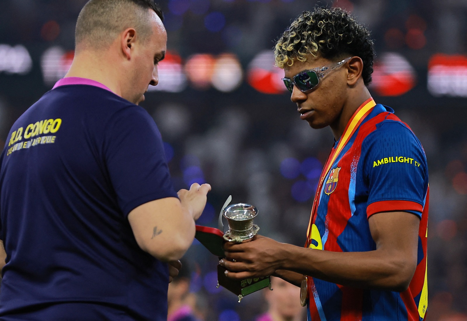 لامين يامال خلال الاحتفالات بعد تتويج برشلونة بكأس السوبر الإسبانية على حساب ريال مدريد - 11 يناير 2026