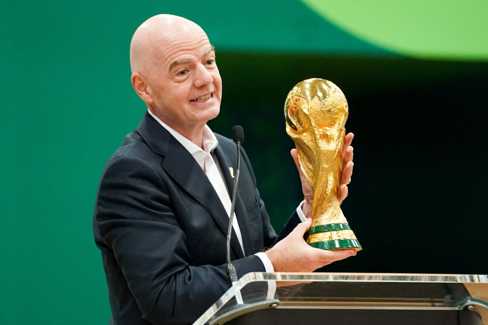 رئيس الفيفا جياني إنفانتينو يحمل كأس العالم أثناء إلقاء كلمته خلال حفل الافتتاح الكبير لمركز البث الدولي لكأس العالم 2026 في مركز كاي بيلي هاتشيسون للمؤتمرات - 1 يونيو 2026