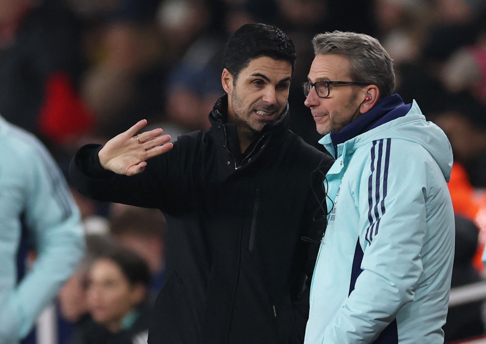 نقاش بين ميكيل أرتيتا مدرب أرسنال ومساعده الأول ألبرت ستويفنبرغ خلال مواجهة دينامو زغرب في دوري أبطال أوروبا - 22 يناير 2025