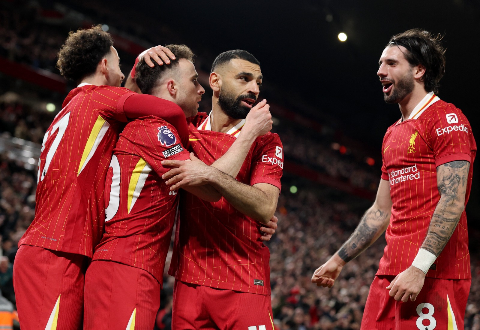لاعبو ليفربول يحتفلون بهدف ديوغو جوتا ضد إيفرتون - 2 أبريل 2025