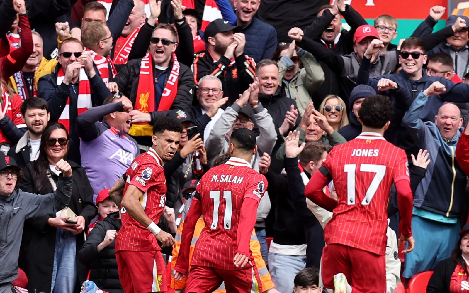 محمد صلاح يحتفل مع لويس دياز بهدف ليفربول ضد وست هام - 13 أبريل 2025