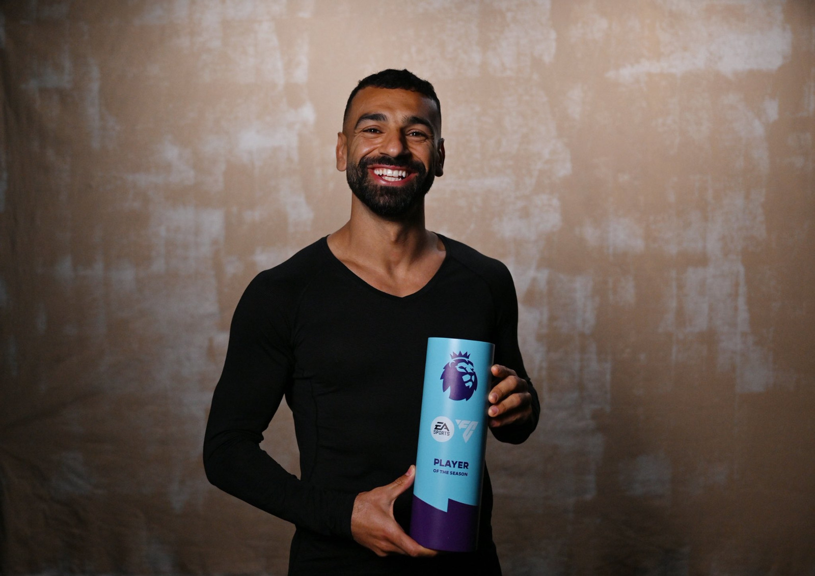 محمد صلاح مع جائزة أفضل لاعب في الدوري الإنجليزي الممتاز لموسم 2024-2025 - 24 مايو 2025