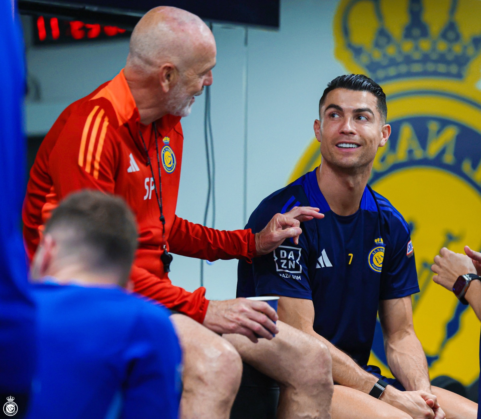 ستيفانو بيولي مدرب النصر مع قائد الفريق كريستيانو رونالدو - 7 أبريل 2025