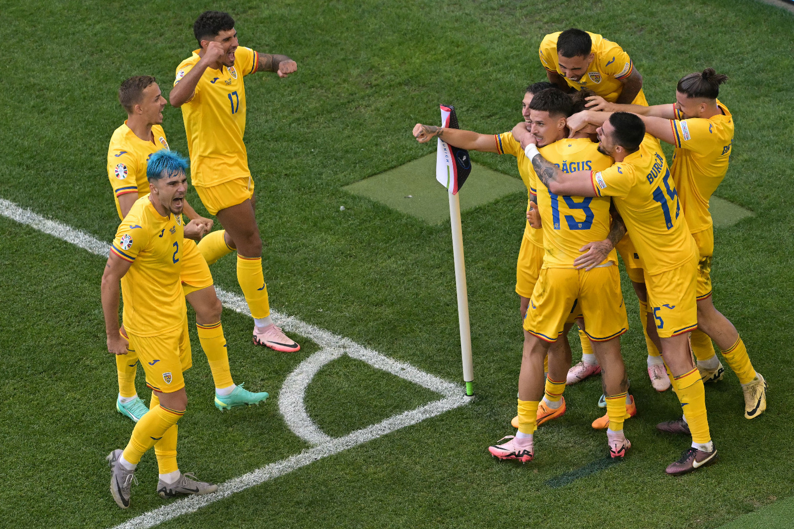 لاعبون من رومانيا يحتفلون بهدف في مرمى أوكرانيا خلال 'يورو 2024' - 17 يونيو 2024