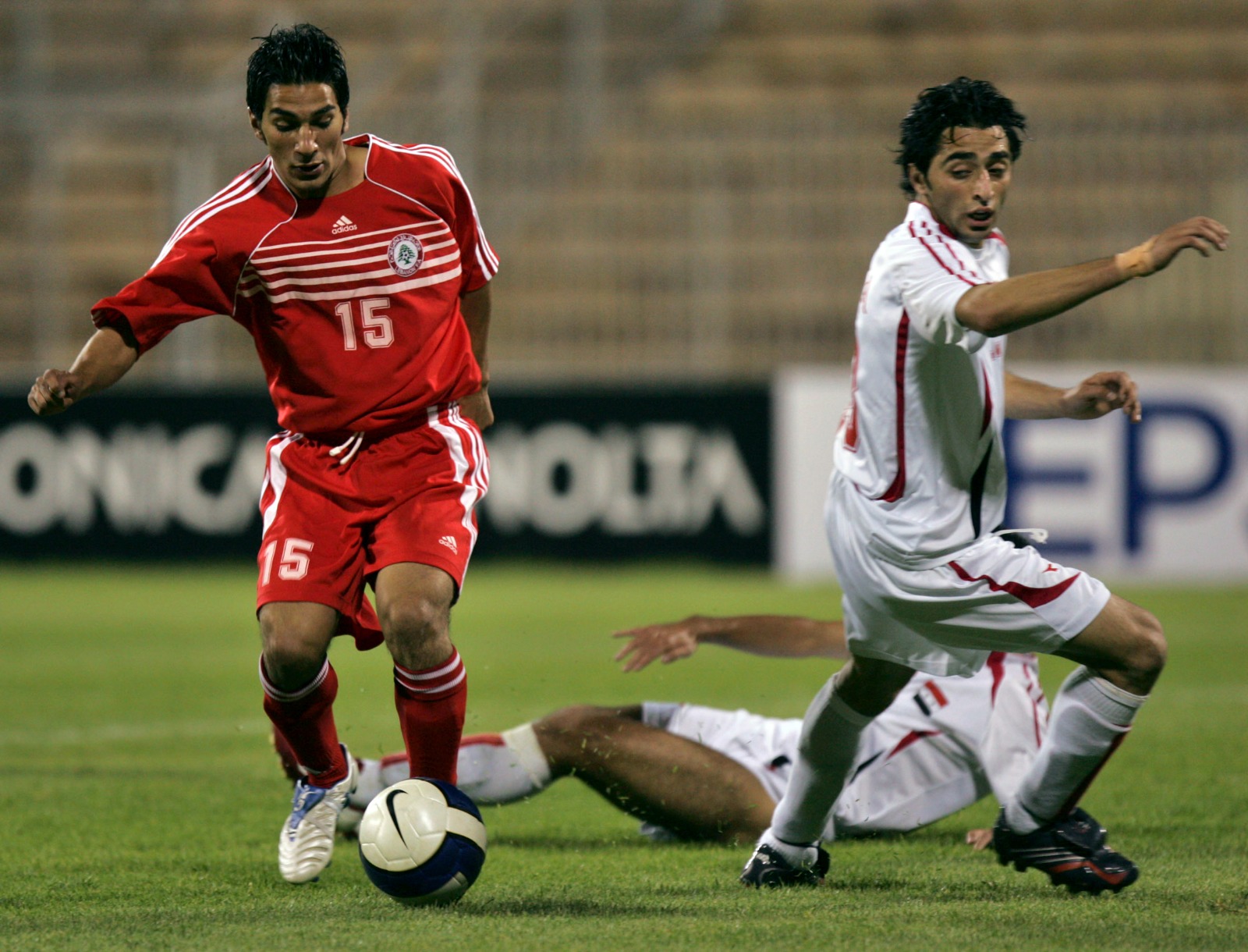حسن معتوق لاعب منتخب لبنان خلال مواجهة سوريا في بطولة غرب آسيا - 16 يونيو 2007