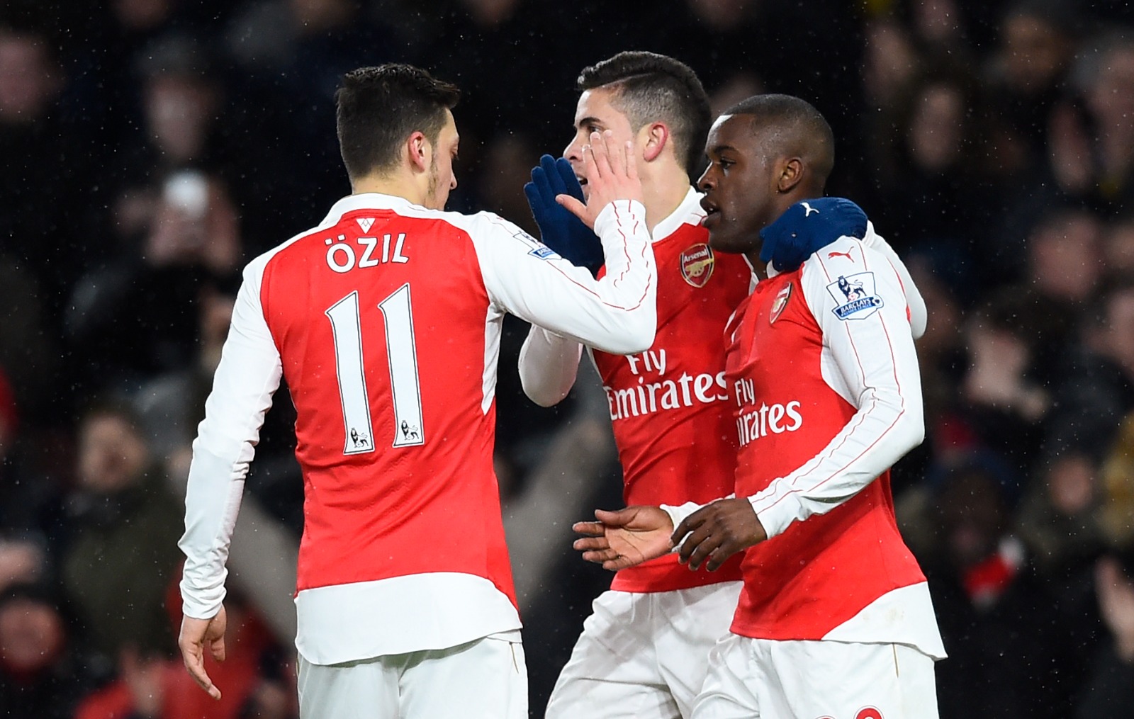 لاعبو أرسنال كامبل رفقة أوزيل وغابرييل باوليستا في مواجهة سوانزي سيتي في الدوري الإنجليزي الممتاز - 3 مارس 2016