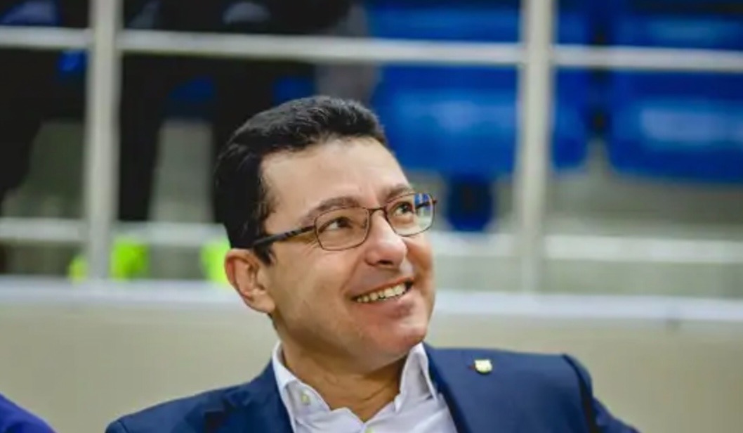 طبيب برشلونة كارليس مينارو