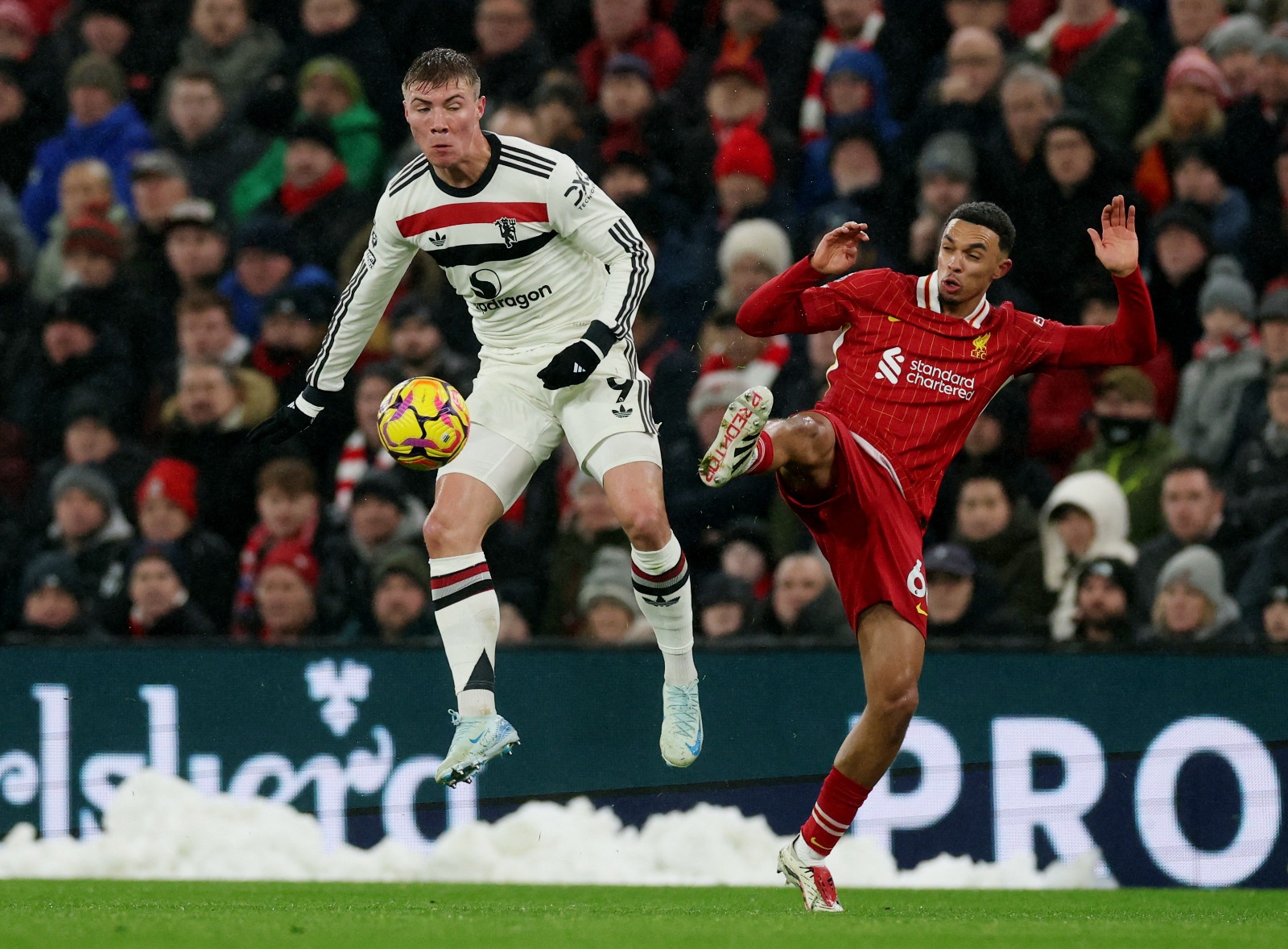 أرنولد لاعب ليفربول (يمين) خلال مواجهة هويلوند مهاجم مانشستر يونايتد - 5 يناير 2025