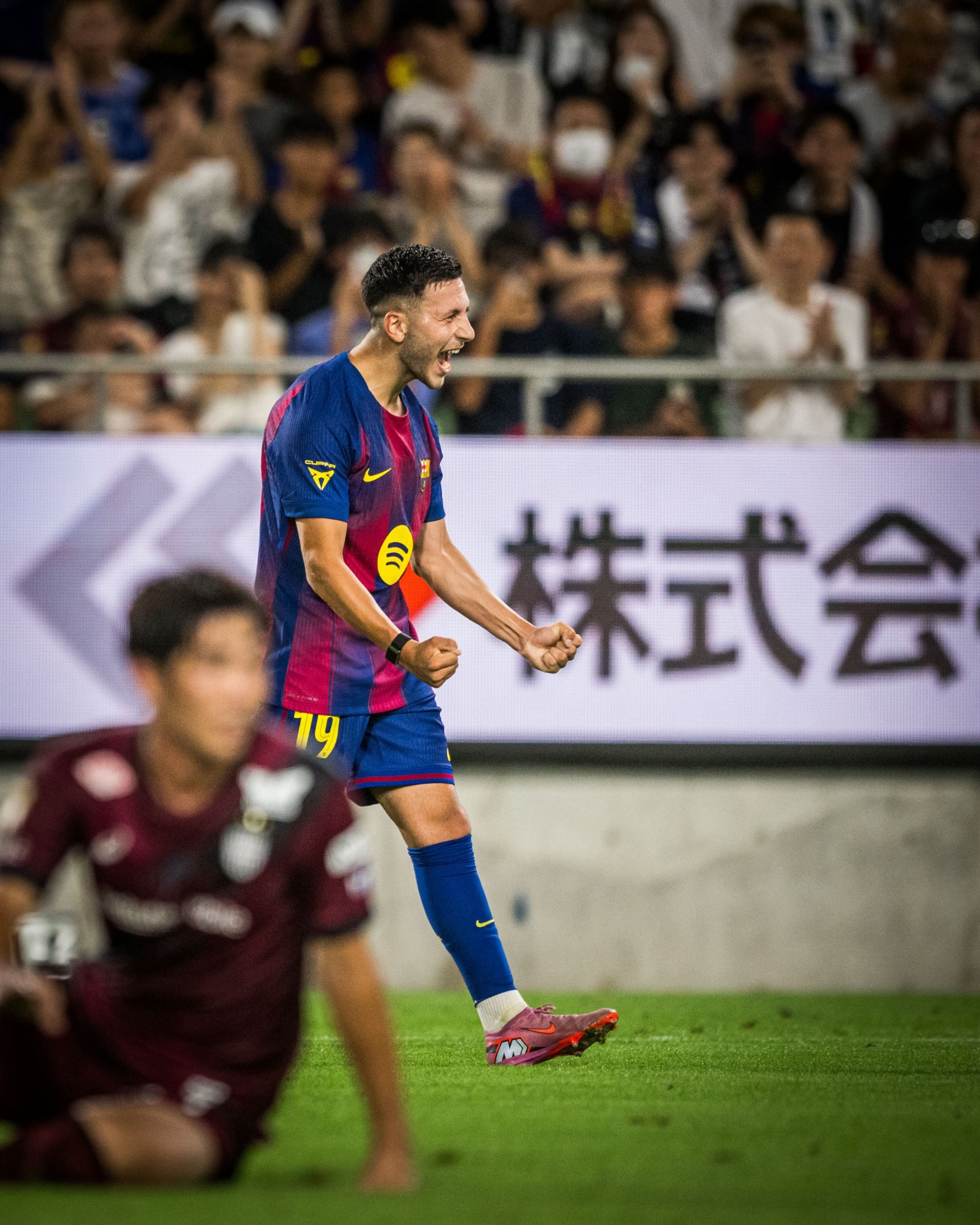 روني باردغجي لاعب برشلونة يحتفل بالتسجيل ضد فيسيل كوبي ودياً - 27 يوليو 2025