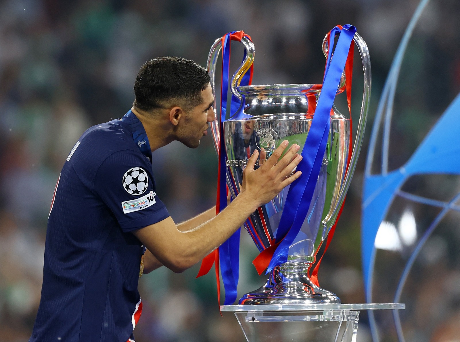 أشرف حكيمي نجم باريس سان جيرمان يقبل لقب دوري أبطال أوروبا - 31 مايو 2025